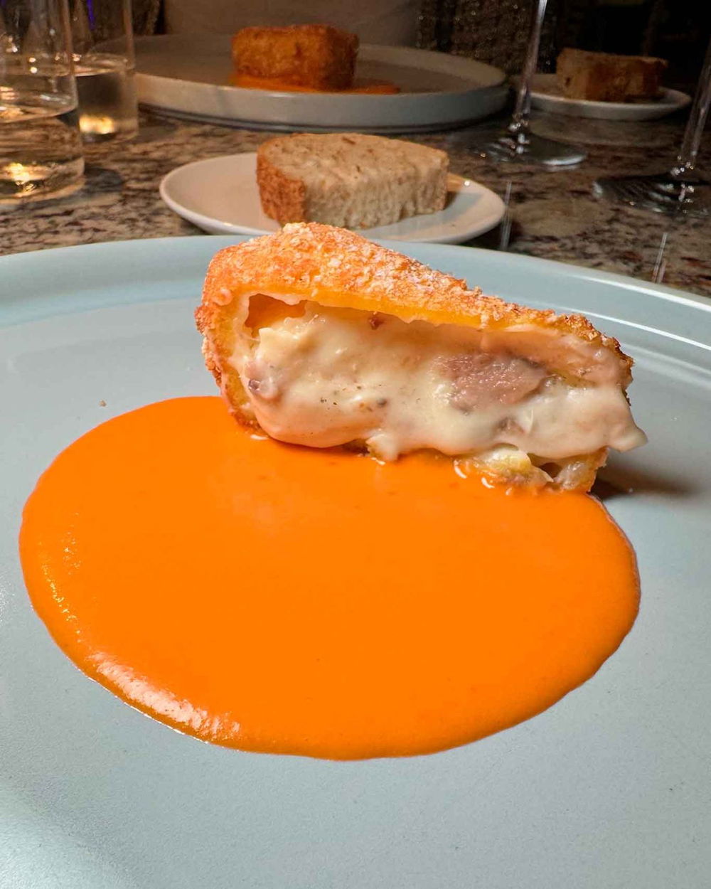 provola e alici del ristorante Suscettibile sul porto di Acciaroli 