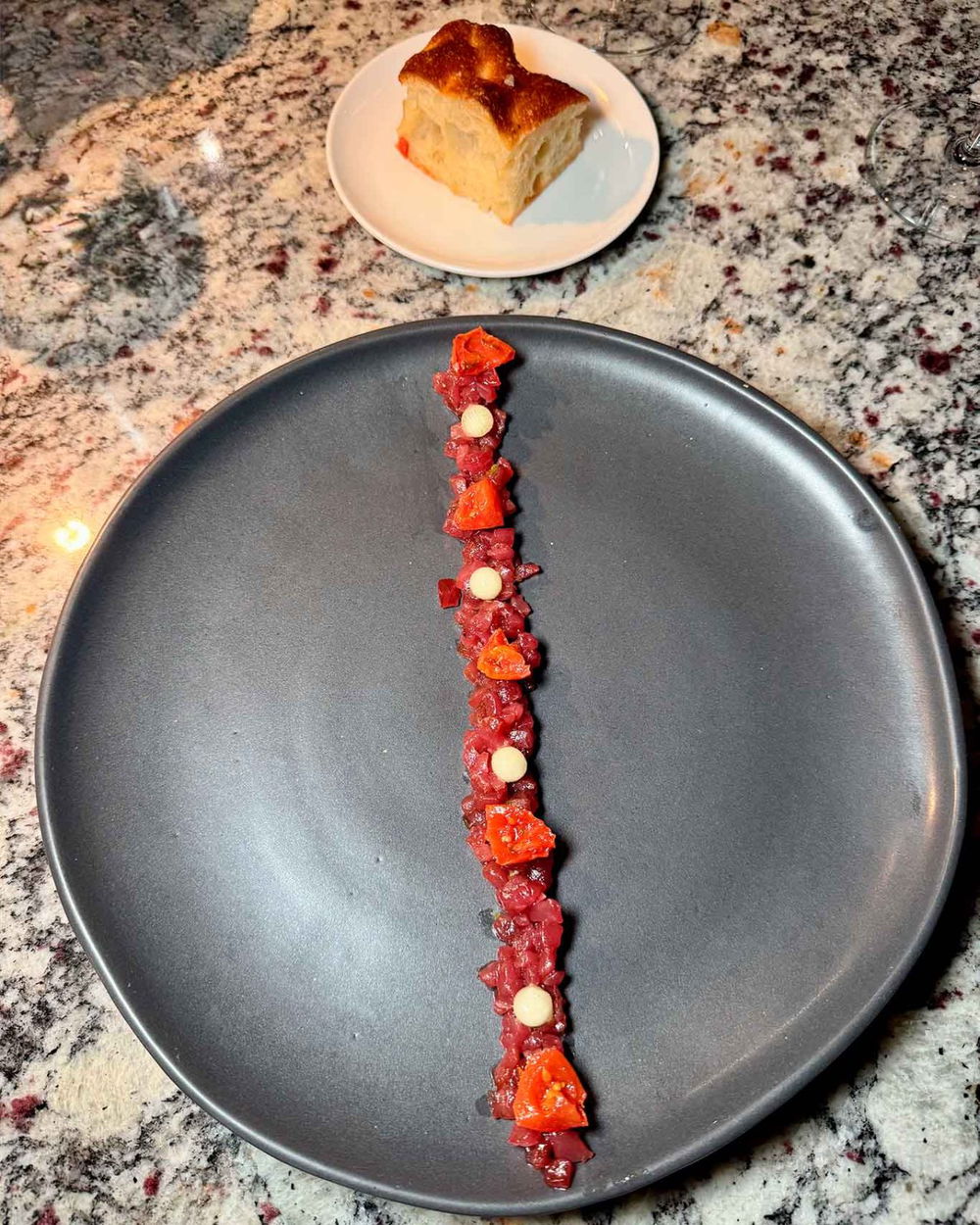 tartare di tonno del ristorante Suscettibile sul porto di Acciaroli 