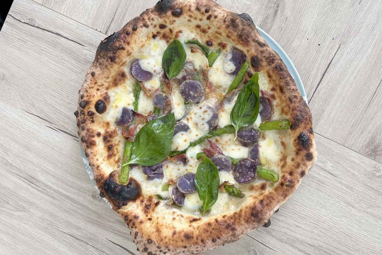 le pizze dei migliori giovani pizzaioli del Campionato in Campania: la Asparago Viola di Alessandro Bruner