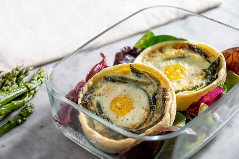 Asparagi e uova, ricetta della torta salata monoporzione da picnic