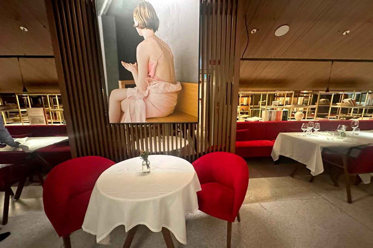 La sala del ristorante Isola Restaurant a Milano