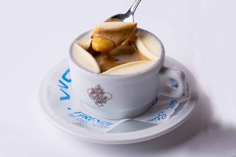 Tutti in fila per il gelato affogato al caffè di Vivoli a Firenze
