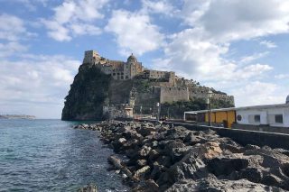 Ischia vieta i buttadentro nei ristoranti con multe fino a 694 euro