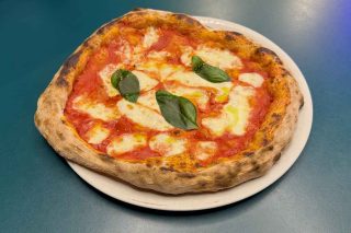 3 Voglie, pizzeria a Battipaglia che delizia anche con lievitati e dolci