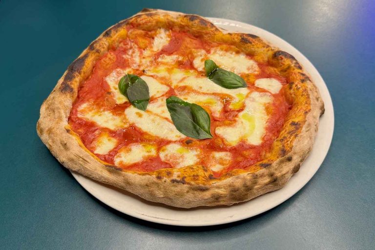 3 Voglie, pizzeria a Battipaglia che delizia anche con lievitati e dolci