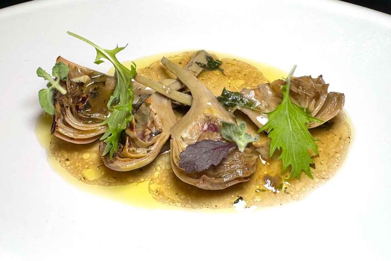 Carciofi e carbonara al Settimo cielo con vista sui tetti di Roma