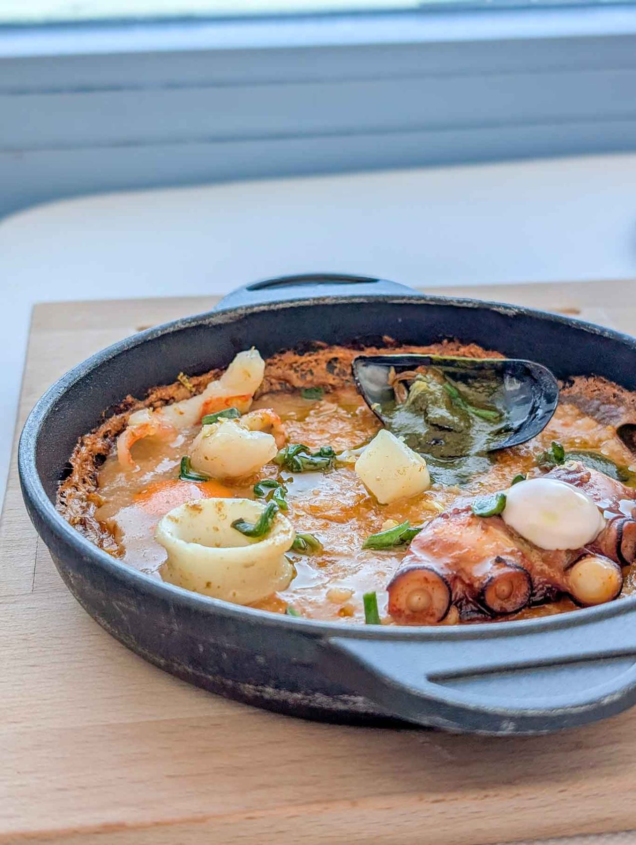 la paella Gitani al ristorante Clandestino Susci Bar di Moreno Cedroni sulla Baia di Portonovo