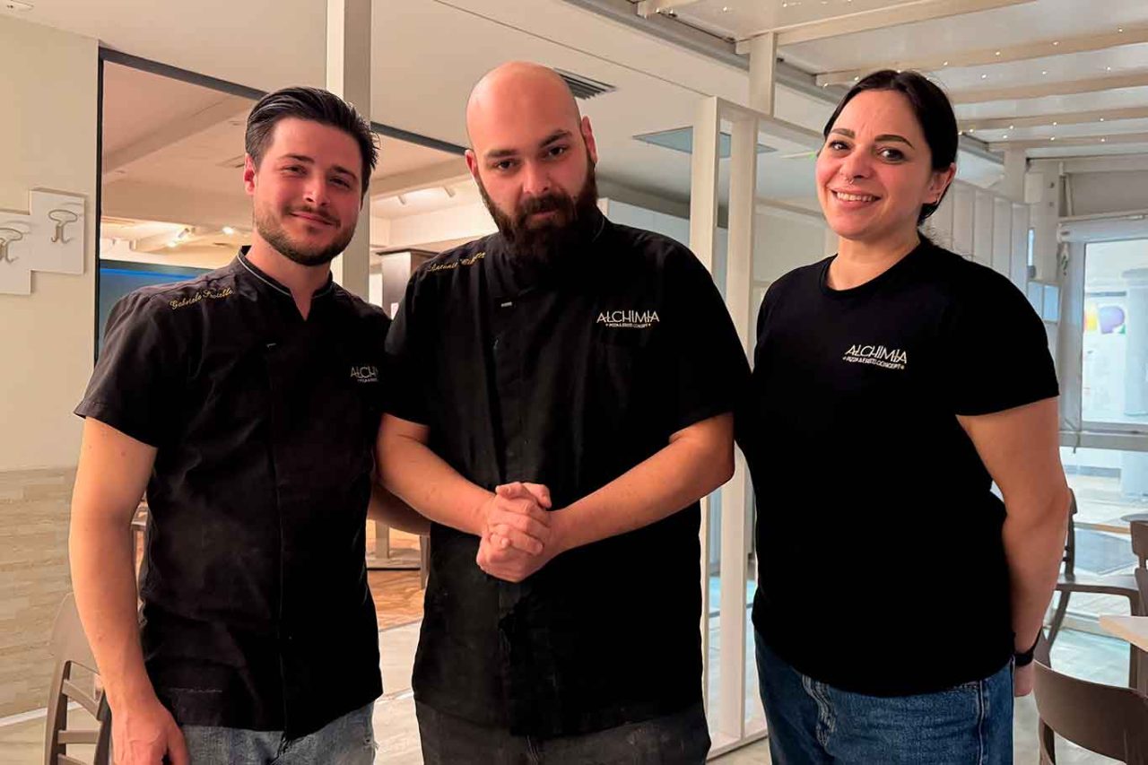 Lo staff della pizzeria Alchimia a Salerno