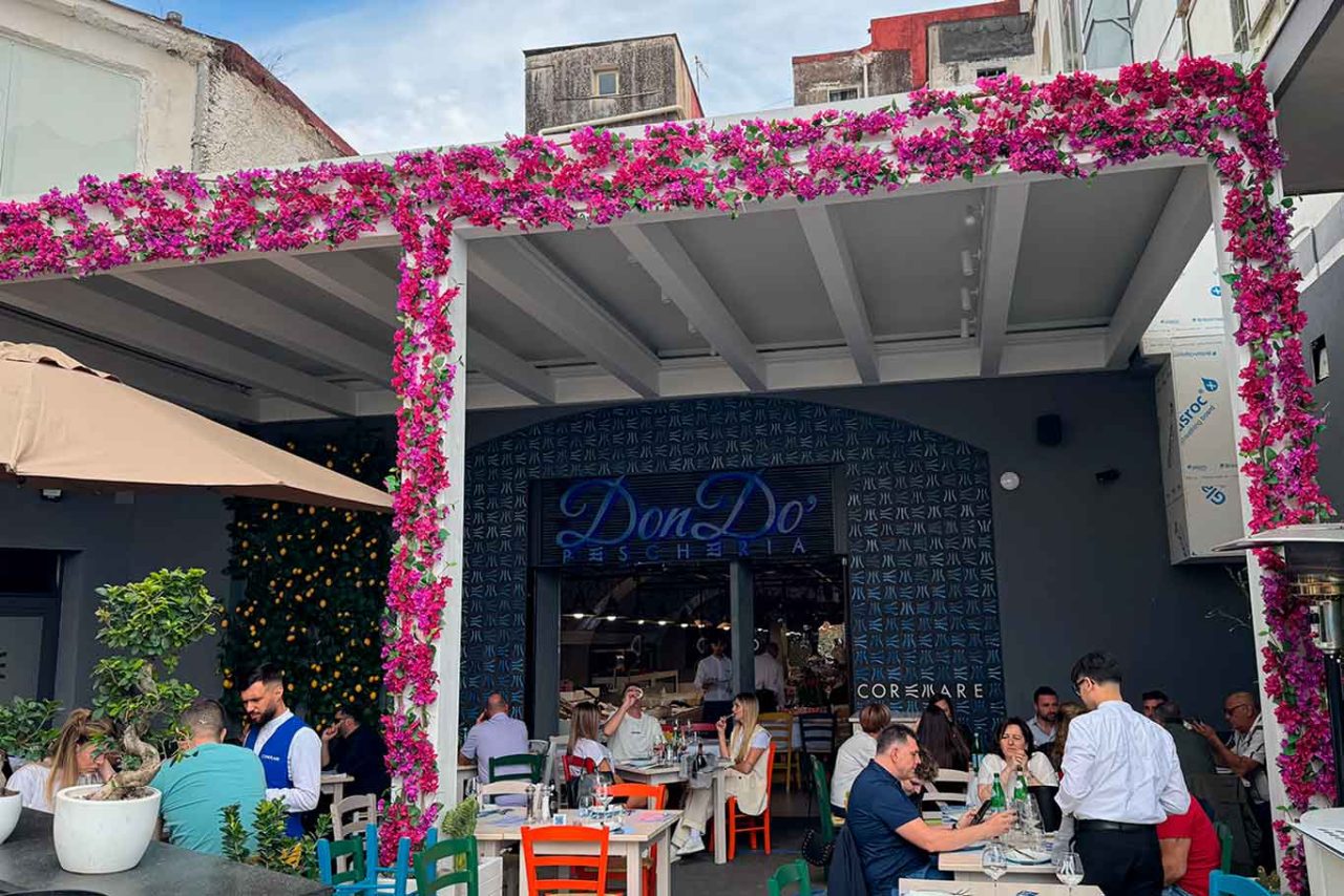 il dehors del ristorante Coremare della Pescheria Don Dò a Torre del Greco