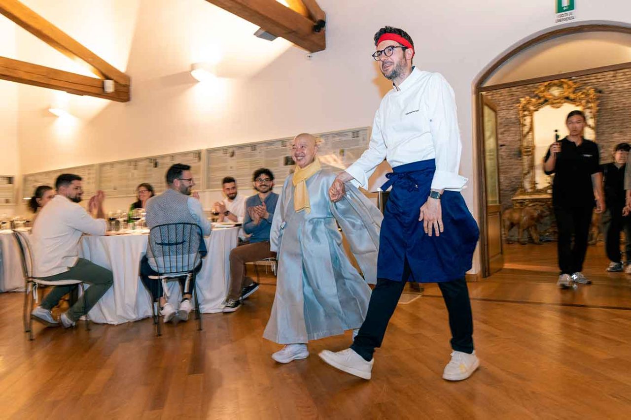 Fabrizio Ferrari e la monaca buddista coreana Jeong Kwan