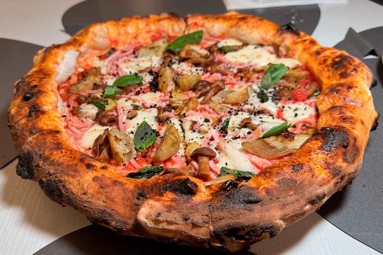 la pizza capricciosa della pizzeria Alchimia a Salerno