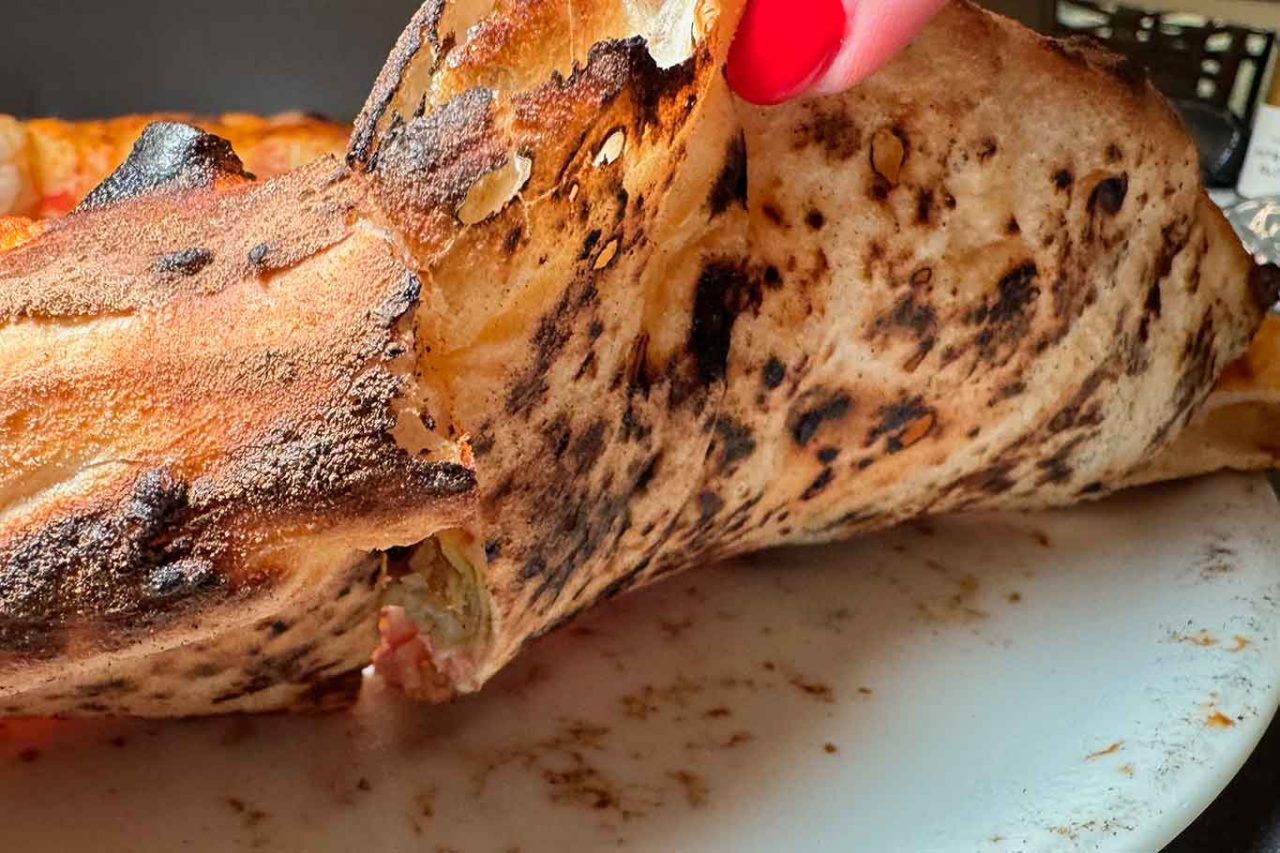 la cottura della pizza capricciosa della pizzeria Alchimia a Salerno