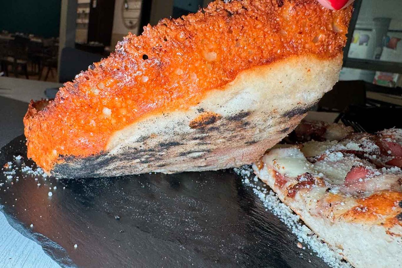 la cottura della pizza Crusta della pizzeria Alchimia a Salerno
