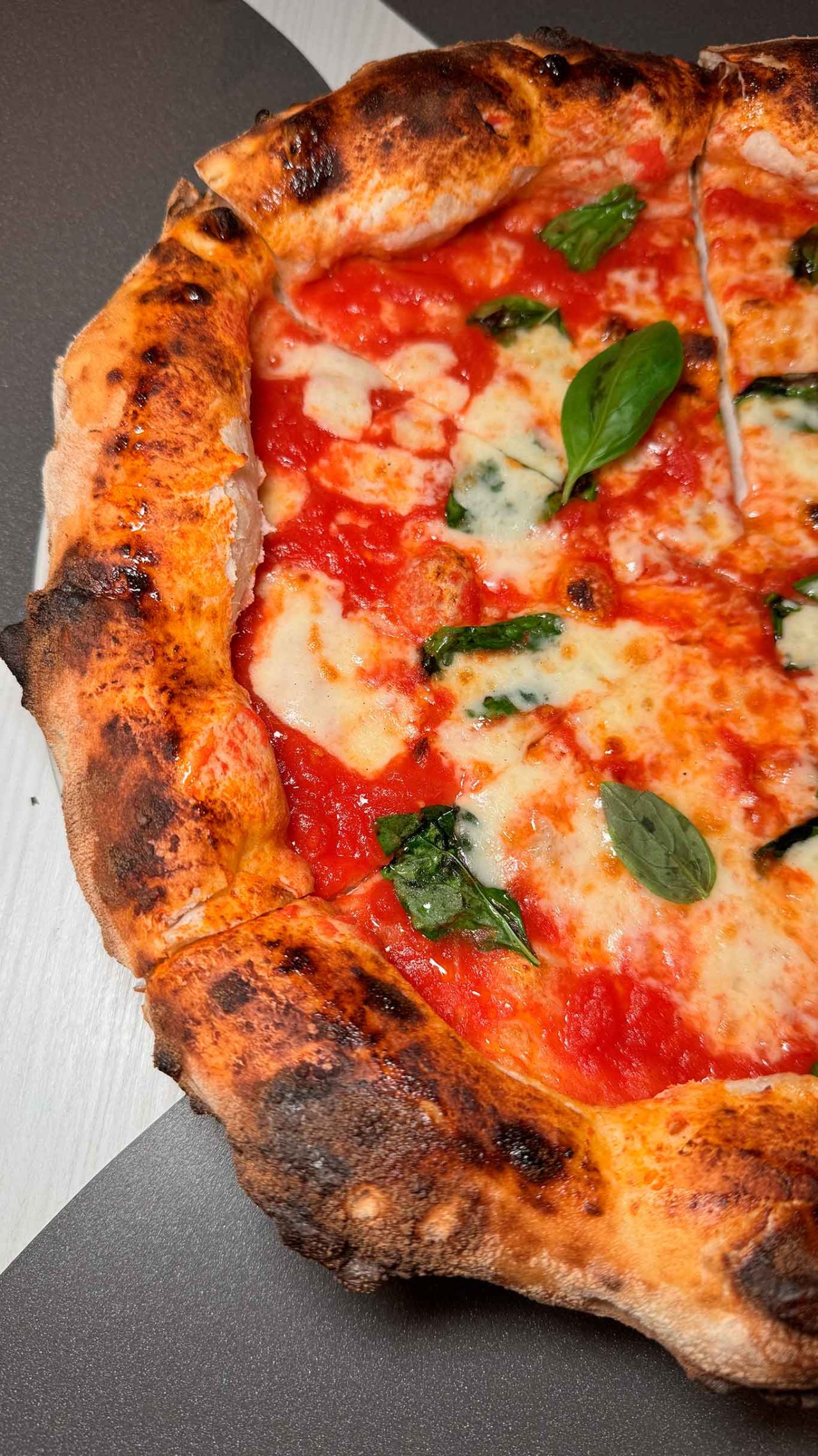 la pizza margherita della pizzeria Alchimia a Salerno