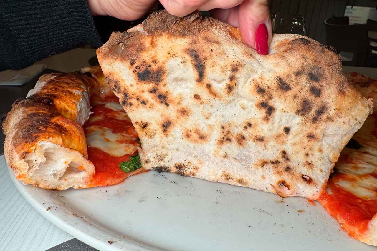 la cottura della pizza margherita della pizzeria Alchimia a Salerno