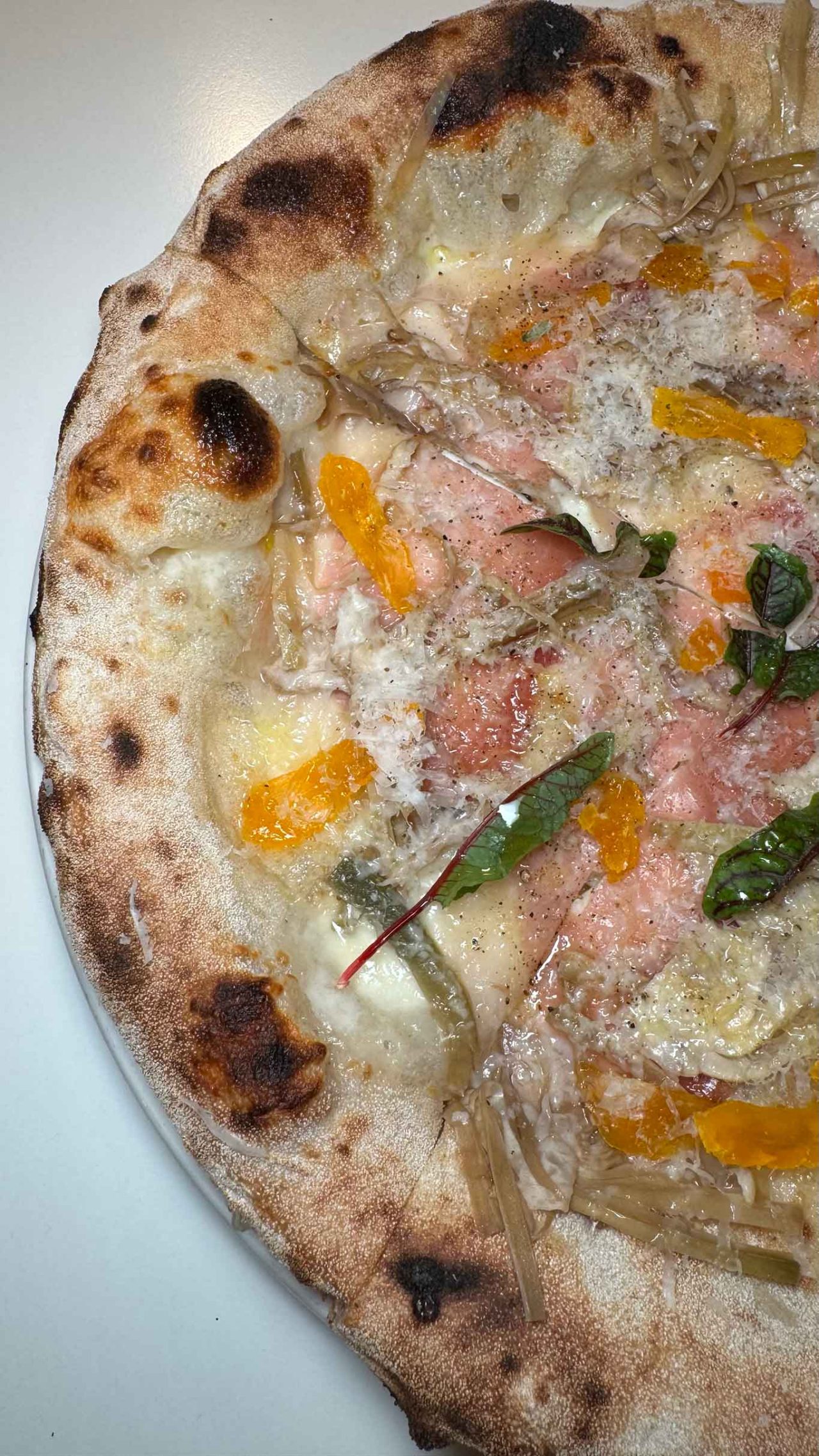 la pizza maiale mangiacarciofi della pizzeria Cambia-Menti di Ciccio Vitiello a San Leucio