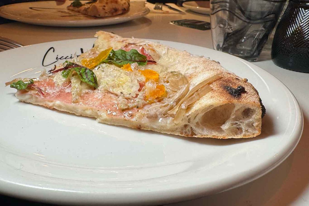 il cornicione della pizza della pizzeria Cambia-Menti di Ciccio Vitiello a San Leucio