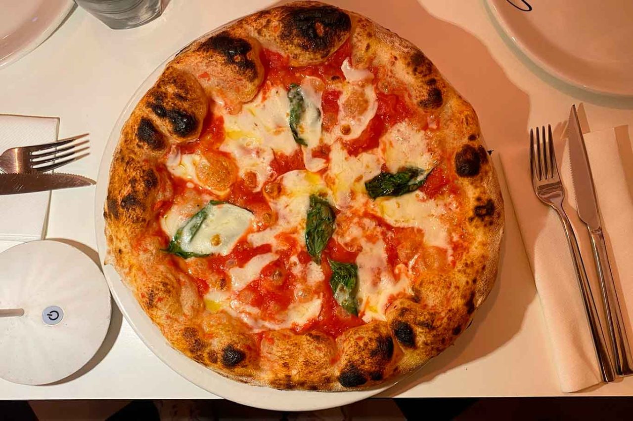 la pizza margherita della pizzeria Cambia-Menti di Ciccio Vitiello a San Leucio