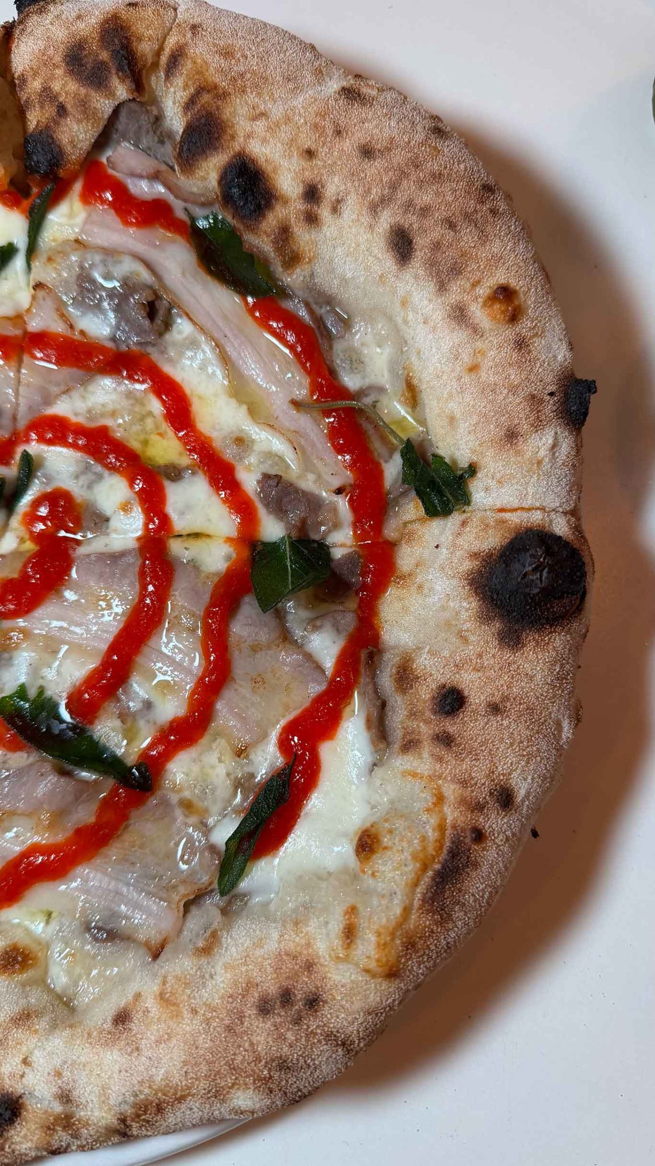 la pizza papaccella della pizzeria Cambia-Menti di Ciccio Vitiello a San Leucio