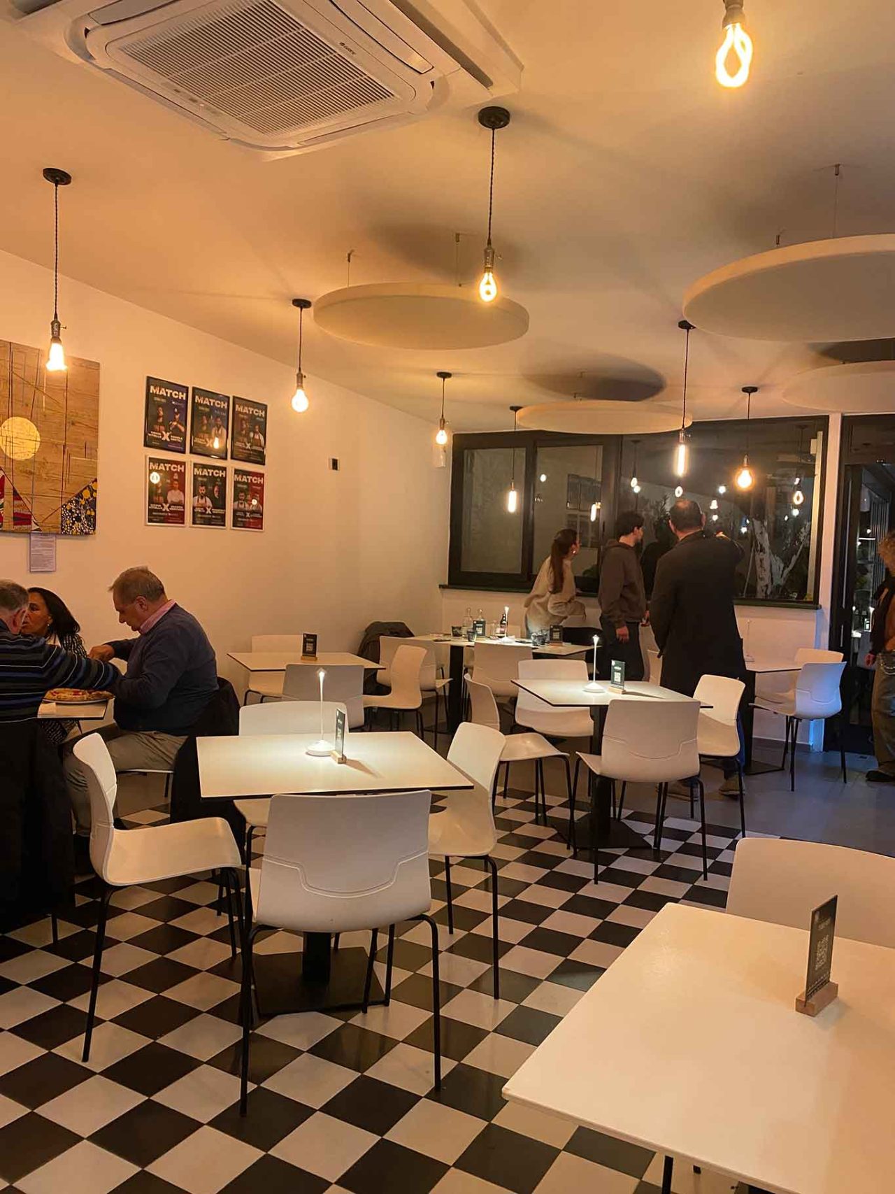la sala della pizzeria Cambia-Menti di Ciccio Vitiello a San Leucio