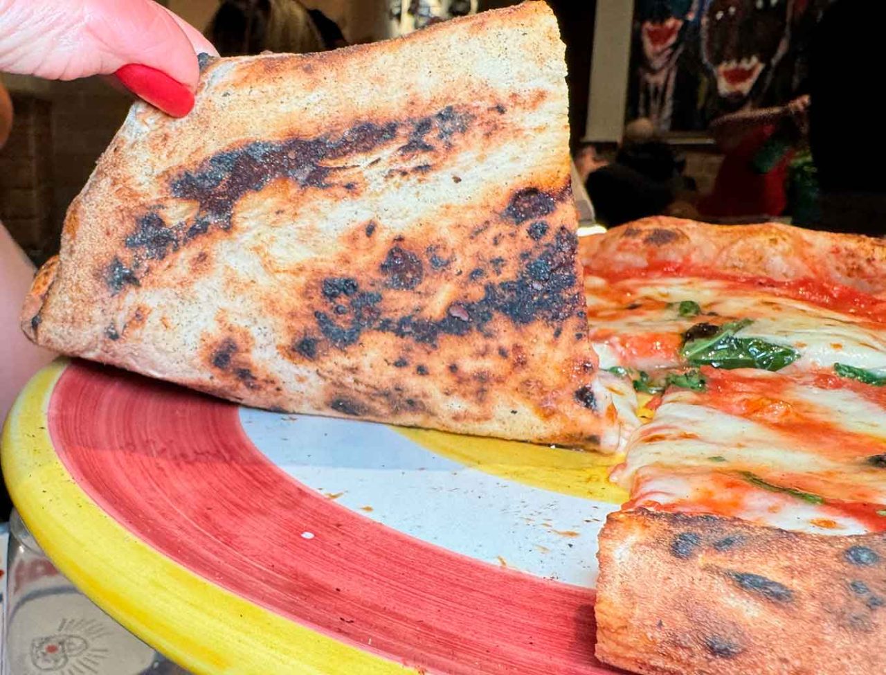 la cottura della pizza pizzeria Concettina ai Tre Santi a Napoli al Campionato 2025 della pizza