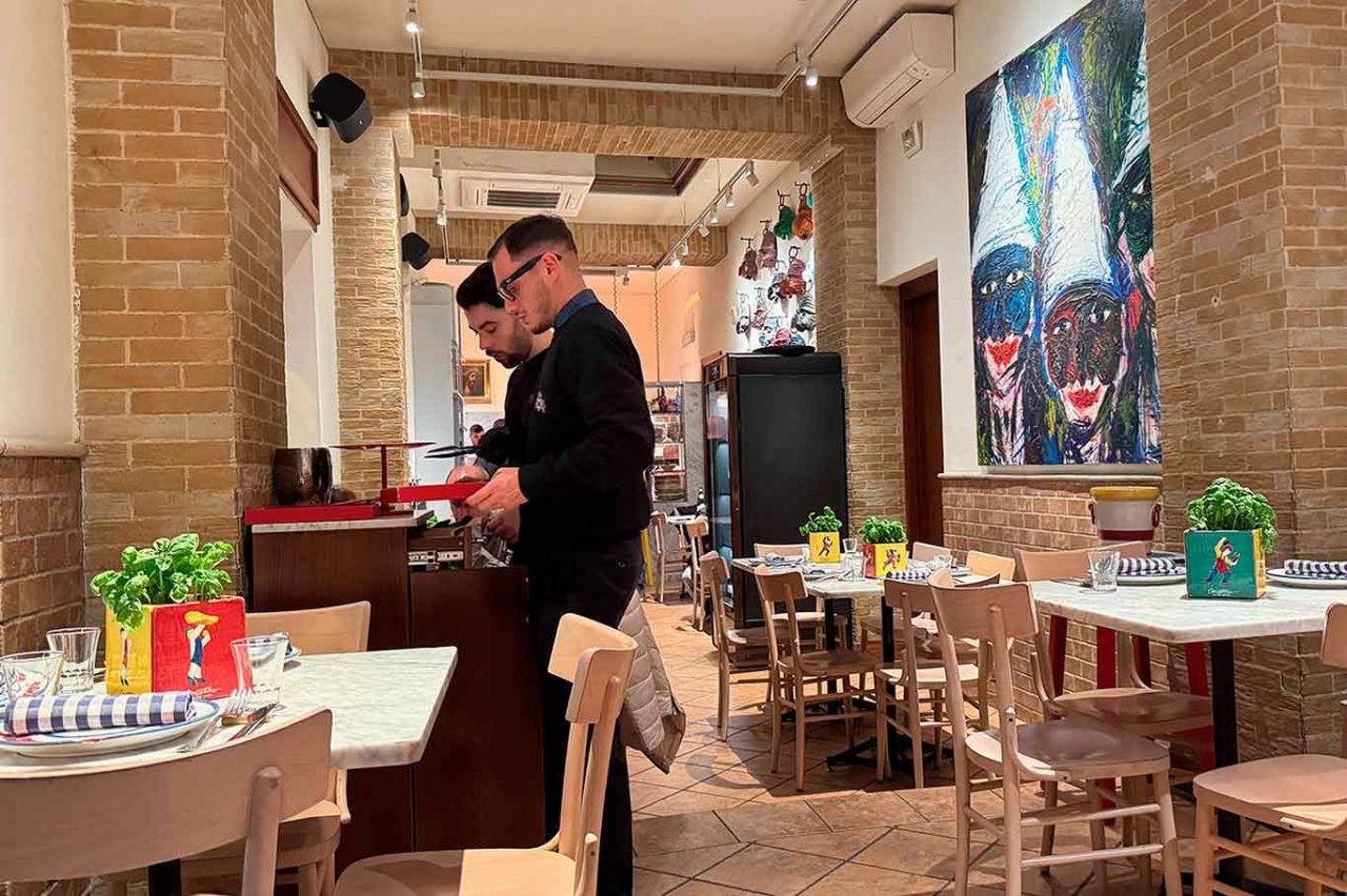 la sala della pizzeria Concettina ai Tre Santi a Napoli