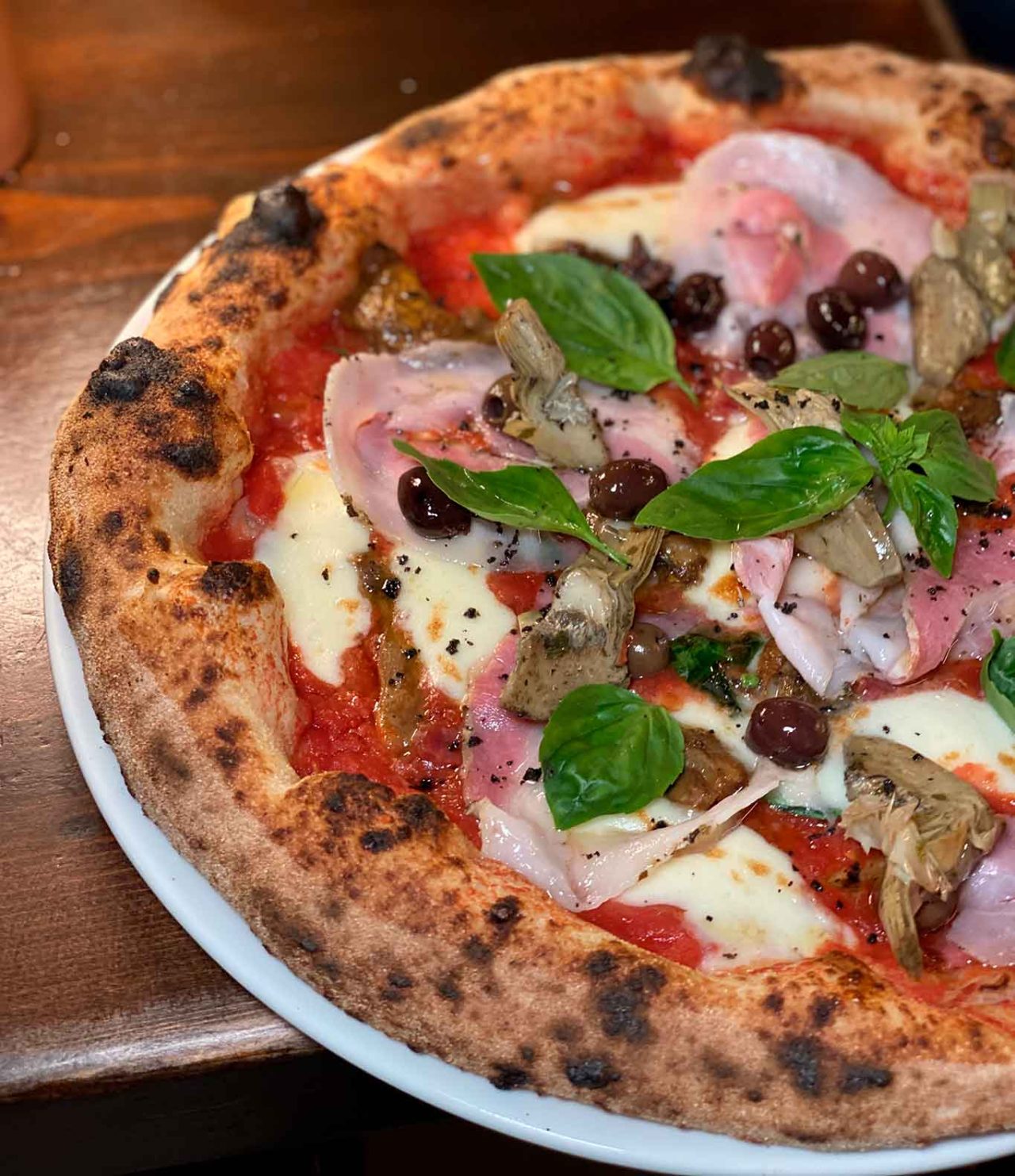 la pizza capricciosa della pizzeria La Contrada ad Aversa