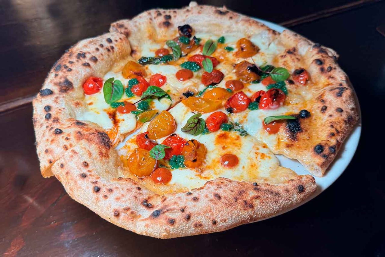 la pizza margherita bruciata della pizzeria La Contrada ad Aversa
