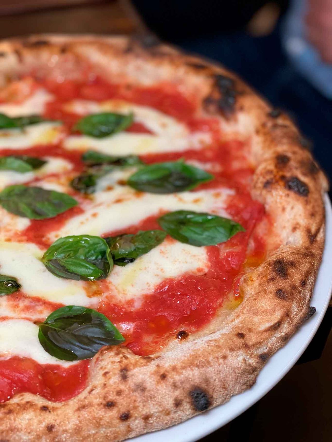 la pizza margherita della pizzeria La Contrada ad Aversa