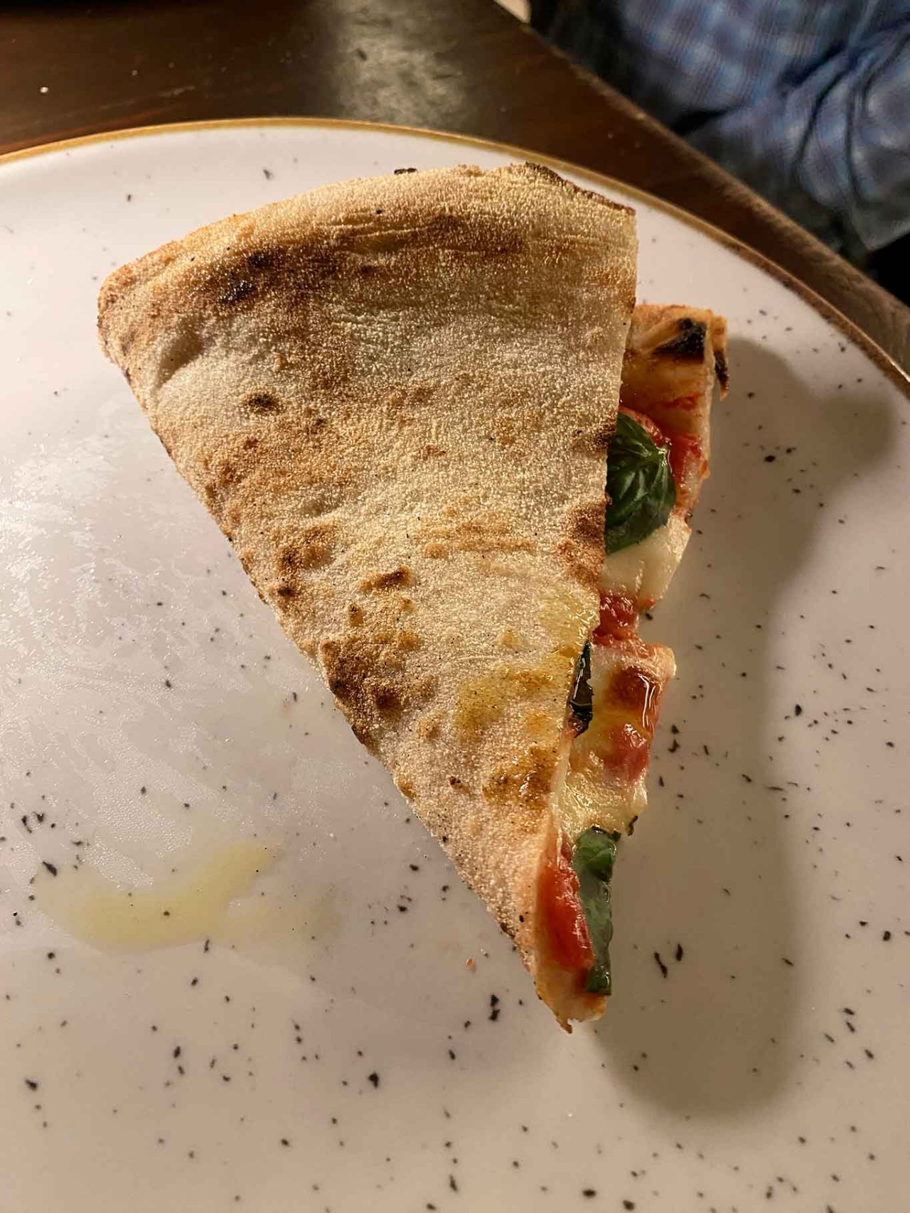 la cottura della pizza margherita della pizzeria La Contrada ad Aversa