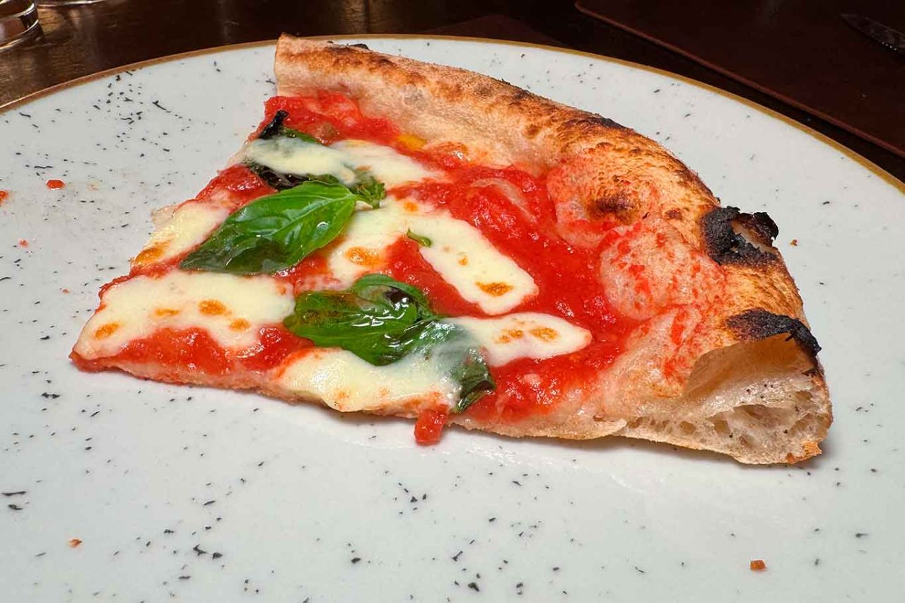 il cornicione della pizzeria La Contrada ad Aversa