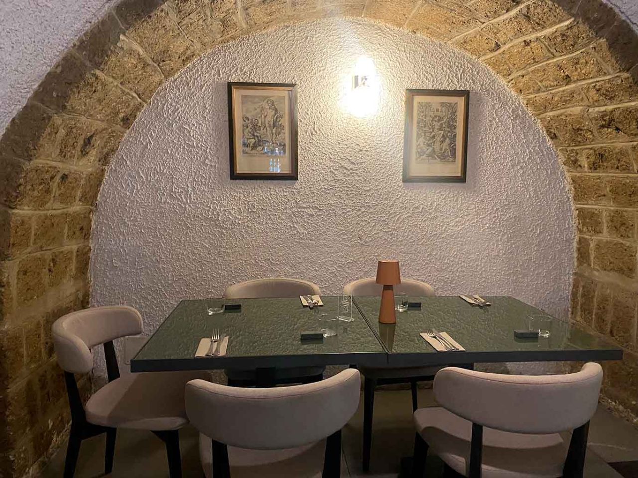 i tavoli della pizzeria La Contrada ad Aversa