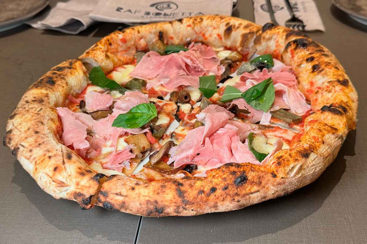 la pizza capricciosa della pizzeria Raf Bonetta a Pozzuoli al Campionato 2025