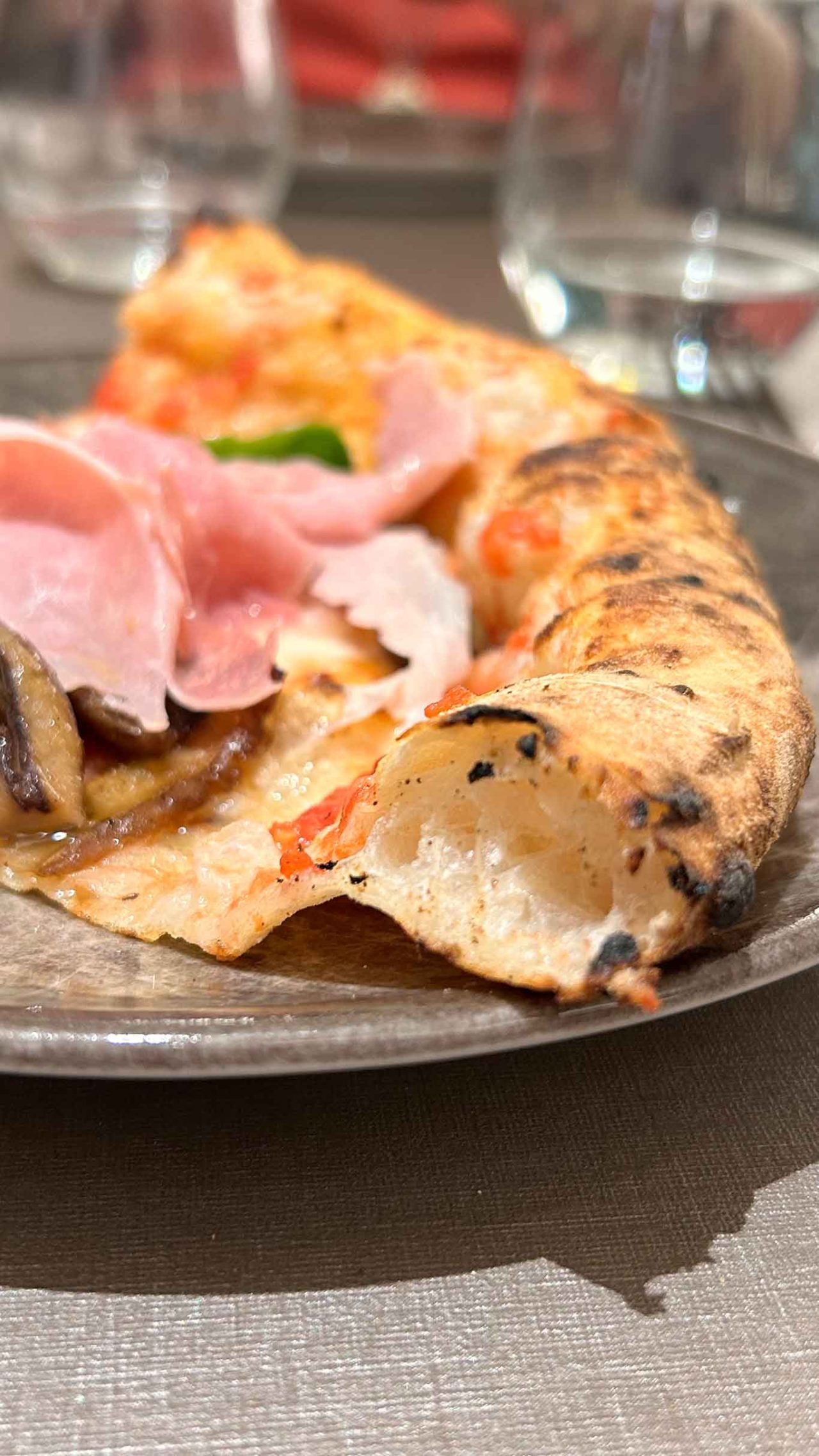 il cornicione della pizza capricciosa della pizzeria Raf Bonetta a Pozzuoli al Campionato 2025