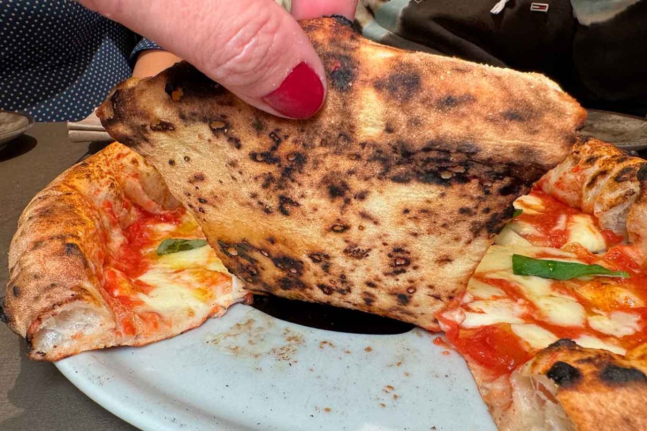 la cottura della pizza margherita della pizzeria Raf Bonetta a Pozzuoli al Campionato 2025
