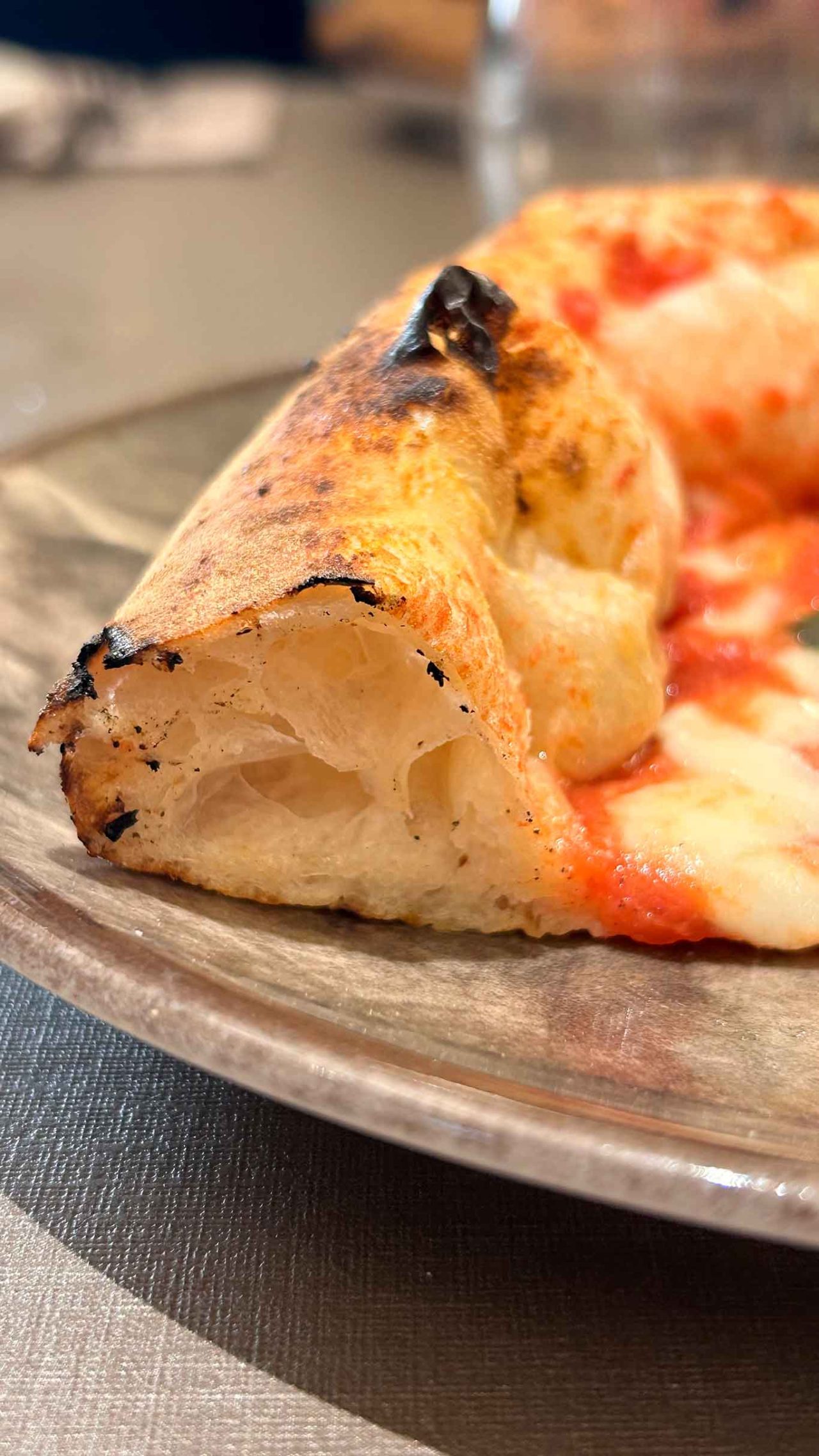 il cornicione della pizza margherita della pizzeria Raf Bonetta a Pozzuoli al Campionato 2025