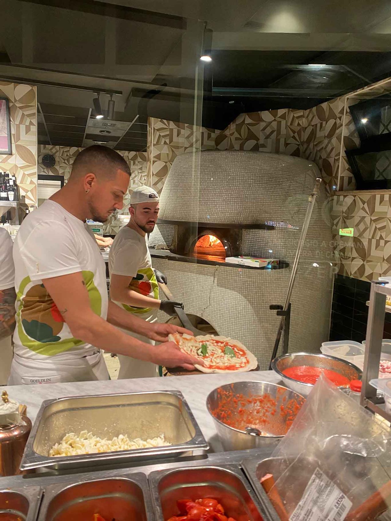 il bancone della pizzeria Salvo a San Giorgio a Cremano