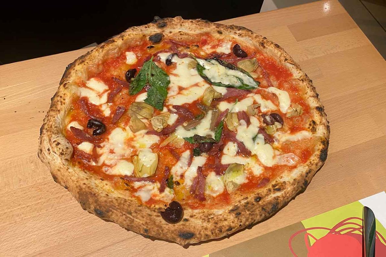 la pizza capricciosa della pizzeria Salvo a San Giorgio a Cremano