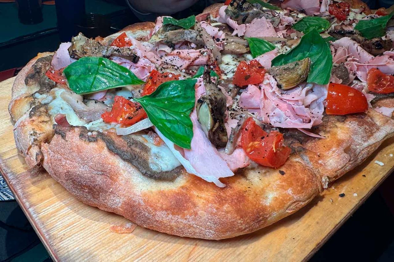 la pizza capricciosa in pala della pizzeria Trunch ad Aversa al Campionato 2025