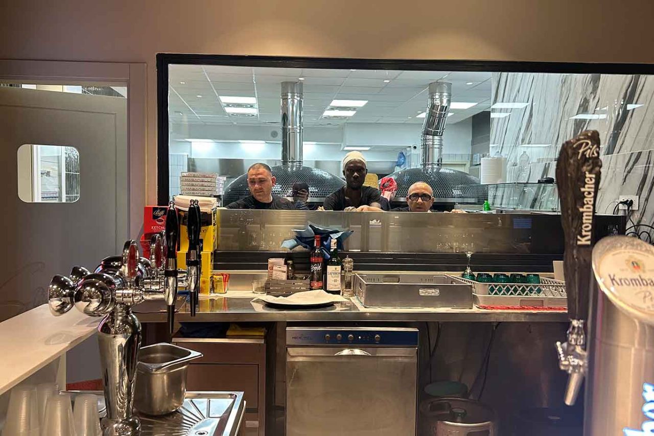 la cucina della pizzeria I Masanielli di Sasà Martucci
