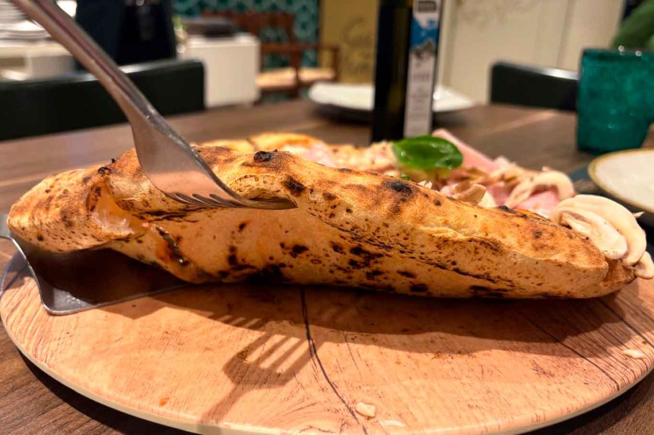 la cottura della pizza capricciosa della pizzeria I Masanielli di Sasà Martucci al Campionato 2025