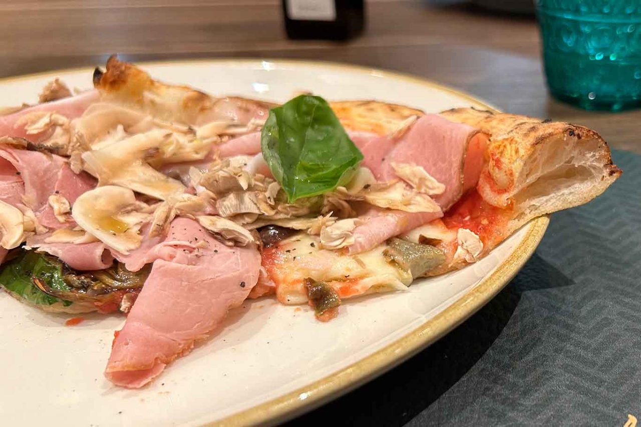 la pizza capricciosa della pizzeria I Masanielli di Sasà Martucci al Campionato 2025