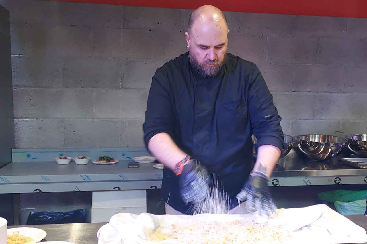 preparazione della cacio e pepe in tovaglia a Hypertrattoria
