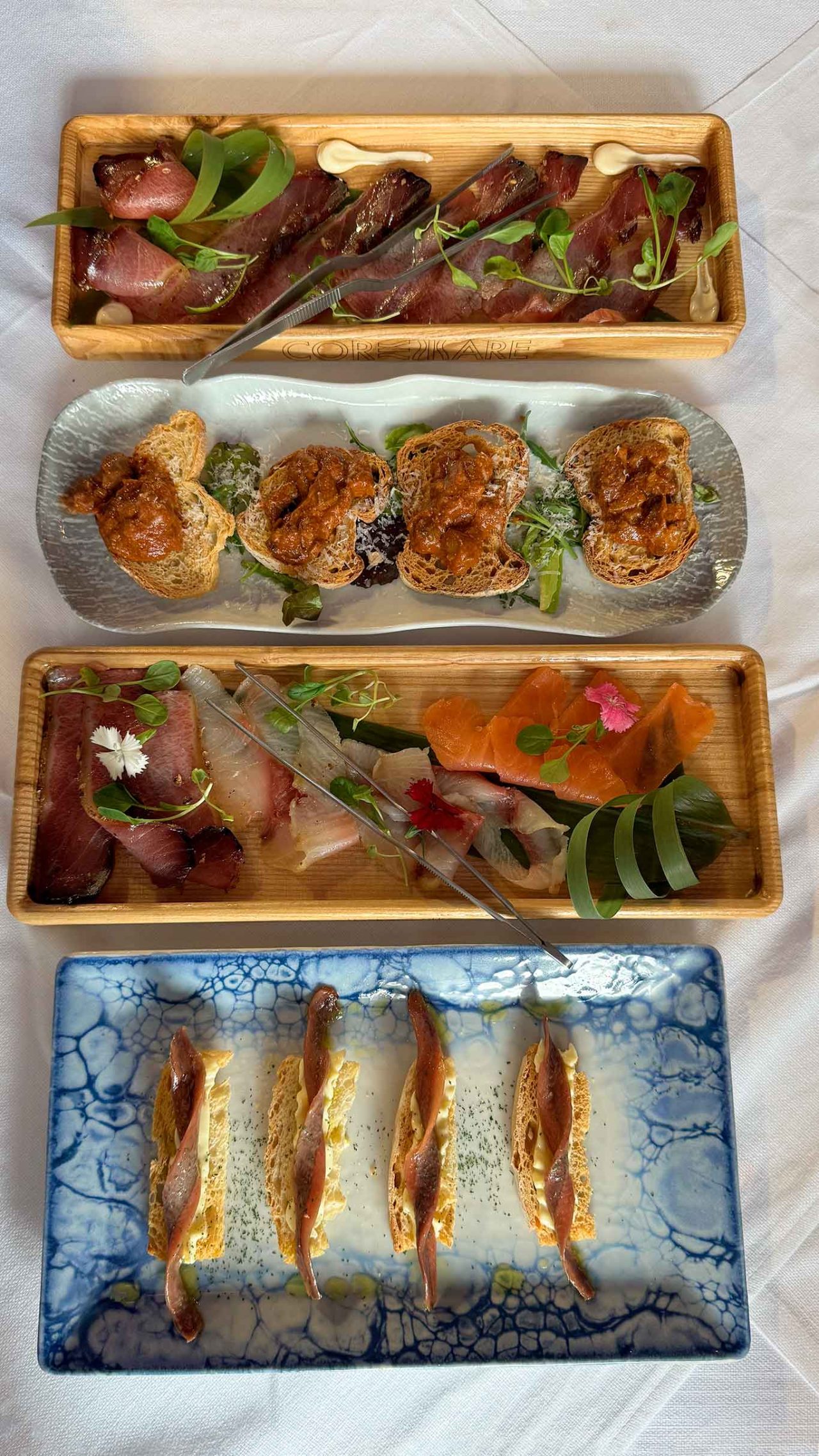 sashimi, ventresca, soffritto di cernia del ristorante Coremare della Pescheria Don Dò a Torre del Greco