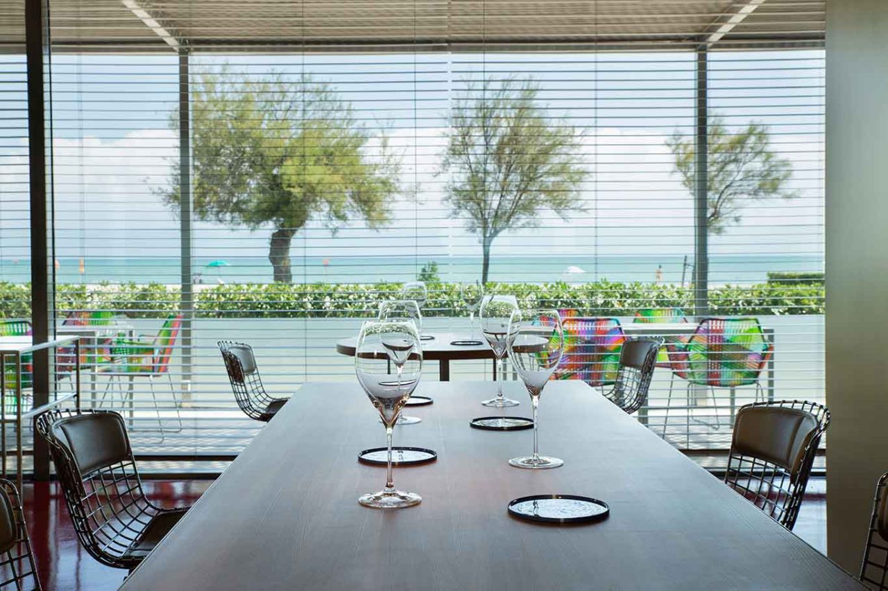la sala del ristorante Madonnina del Pescatore a Senigallia