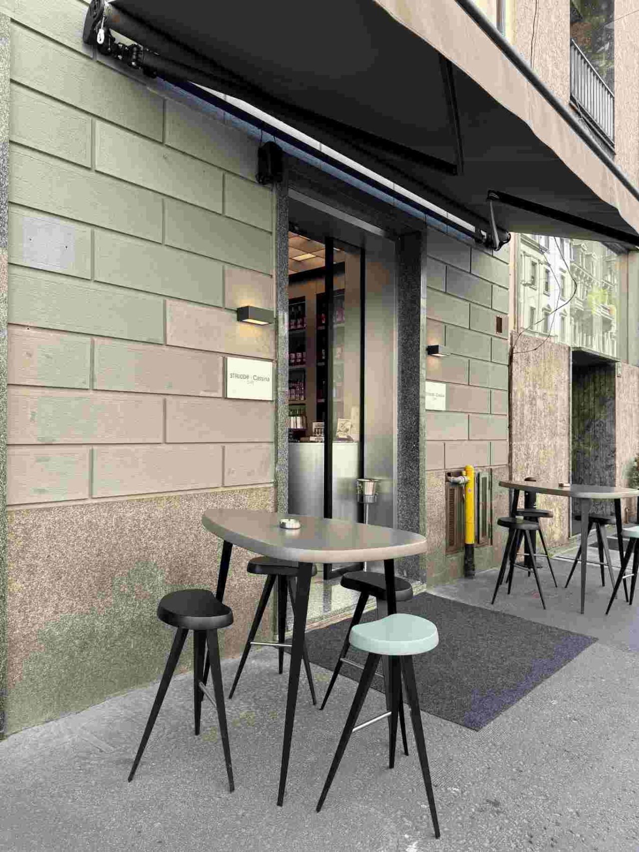 strucchi x cassina cafe milano esterno sedute mexique
