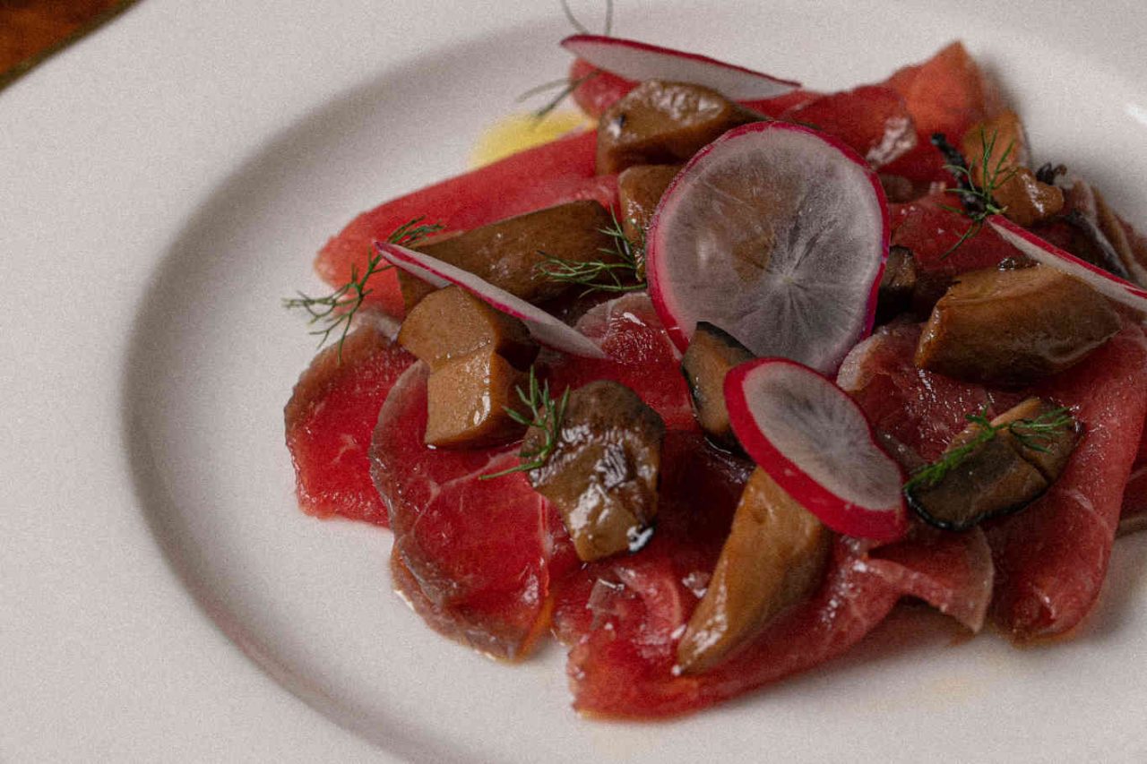 Carpaccio di manzo affumicato, cardoncelli, ravanelli