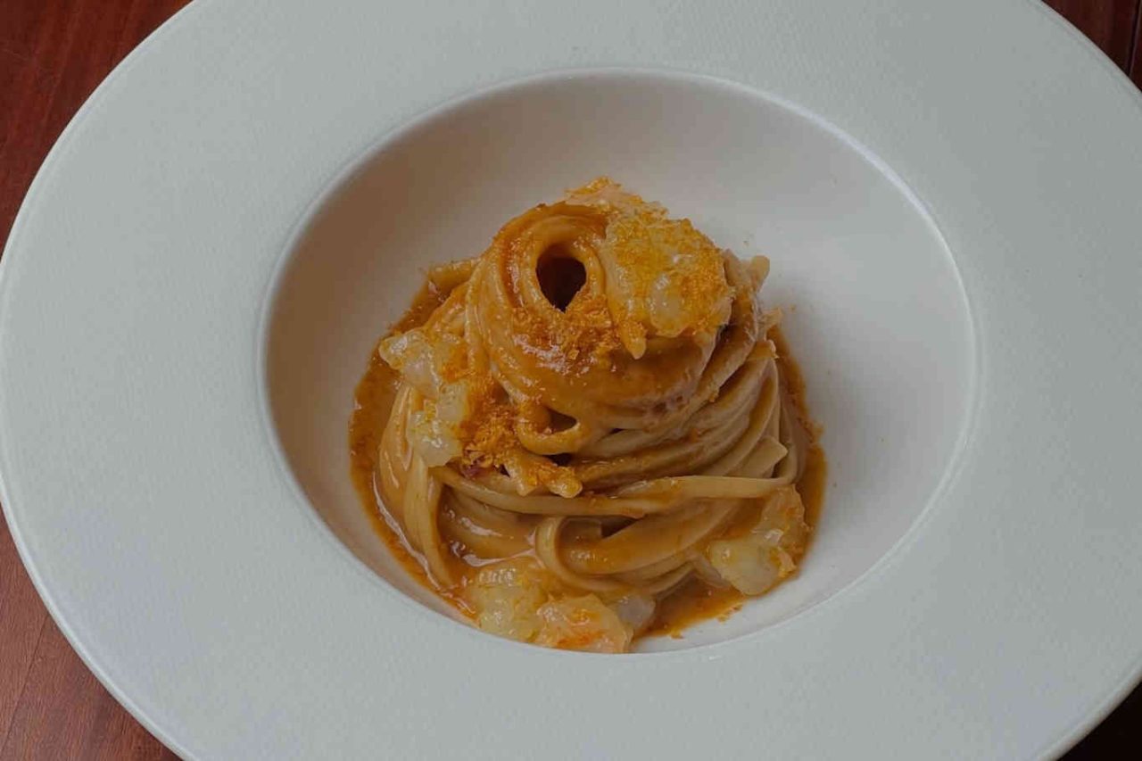 Linguina Scampi, mandarino e bottarga L'Acqua Bulle
