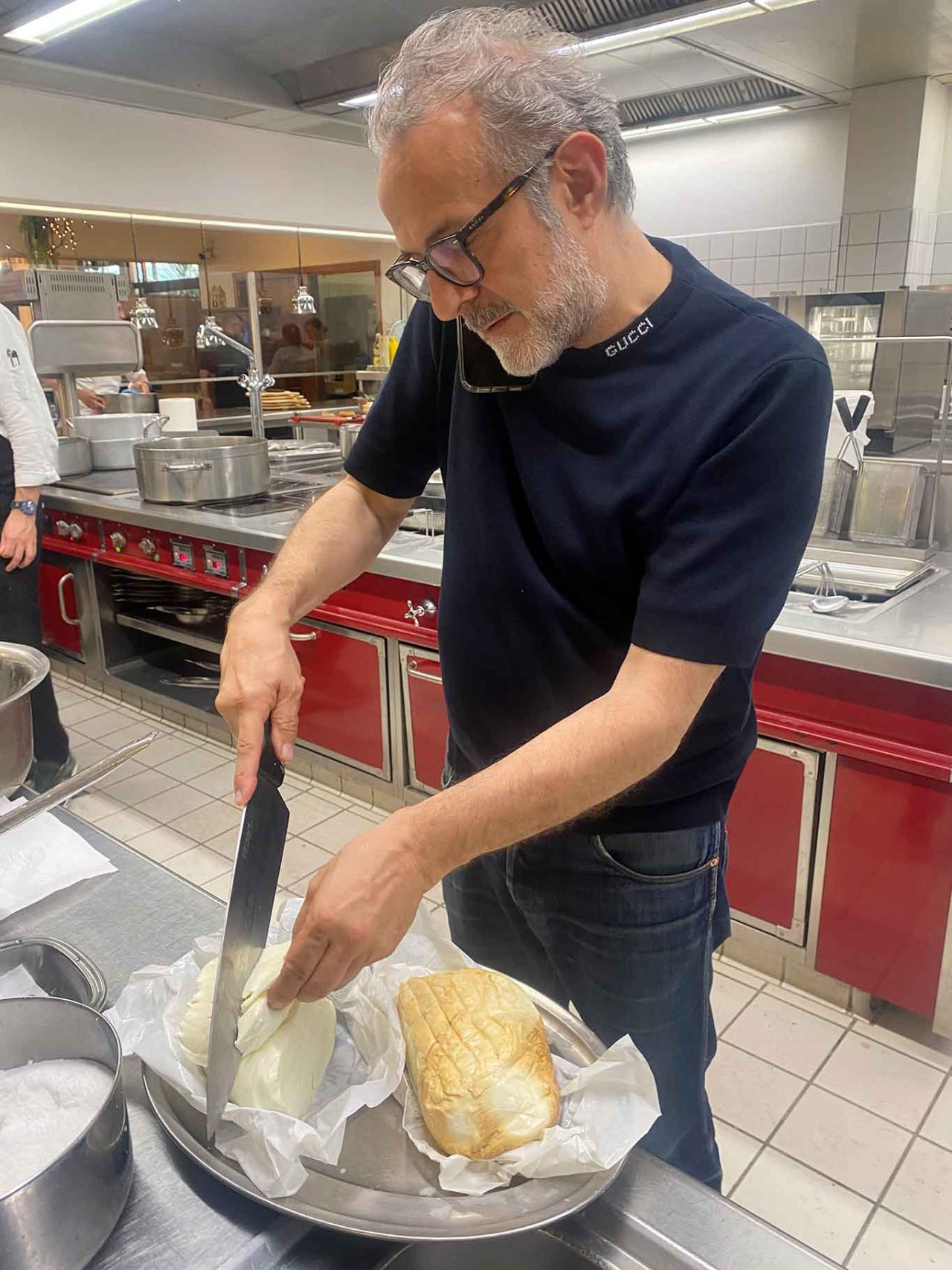 Massimo Bottura taglia la mozzarella
