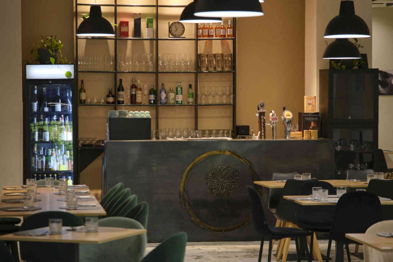 Il bancone bar della Pizzeria della passeggiata